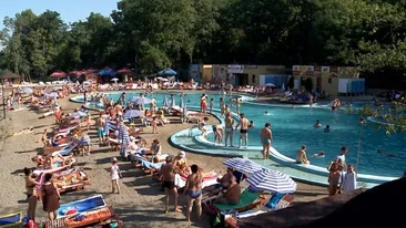Specialiștii au făcut anunțul: se răspândește COVID-19 prin apă din piscine? Ce se întâmplă dacă stai la plajă acolo