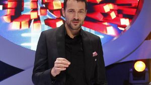 Nu credeai că o să o vezi şi pe-asta! Mişcarea #rezist a ajuns şi la Antena 1! Cine a avut curajul să se afişeze aşa
