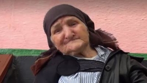 Caz incredibil în Neamț. Bătrână în vârstă de 82 de ani, la un pas să fie aruncată într-o fântână, chiar de fiul ei. “Dumnezeu m-a îmbărbătat de am scăpat cu zile”