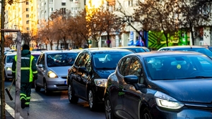 Câți bani pierzi, de fapt, dacă mergi zilnic cu mașina în București. Diferența e uriașă