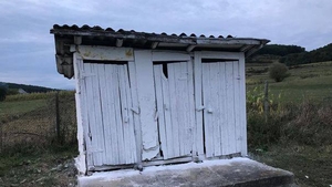 Caz șocant la Iași. Un copil de trei ani a murit la grădiniță după ce a căzut în latrina din curtea școlii