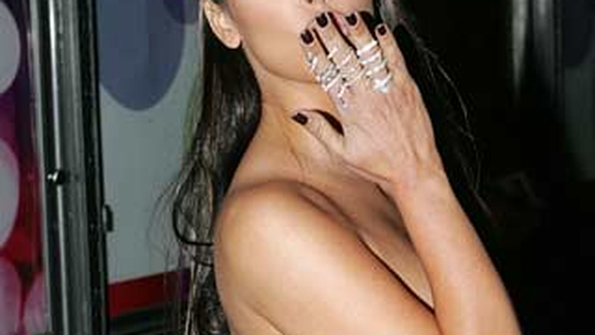 Kim Kardashian purta o rochie semnata Alexander McQueen cand a aflat ca designerul a murit!
