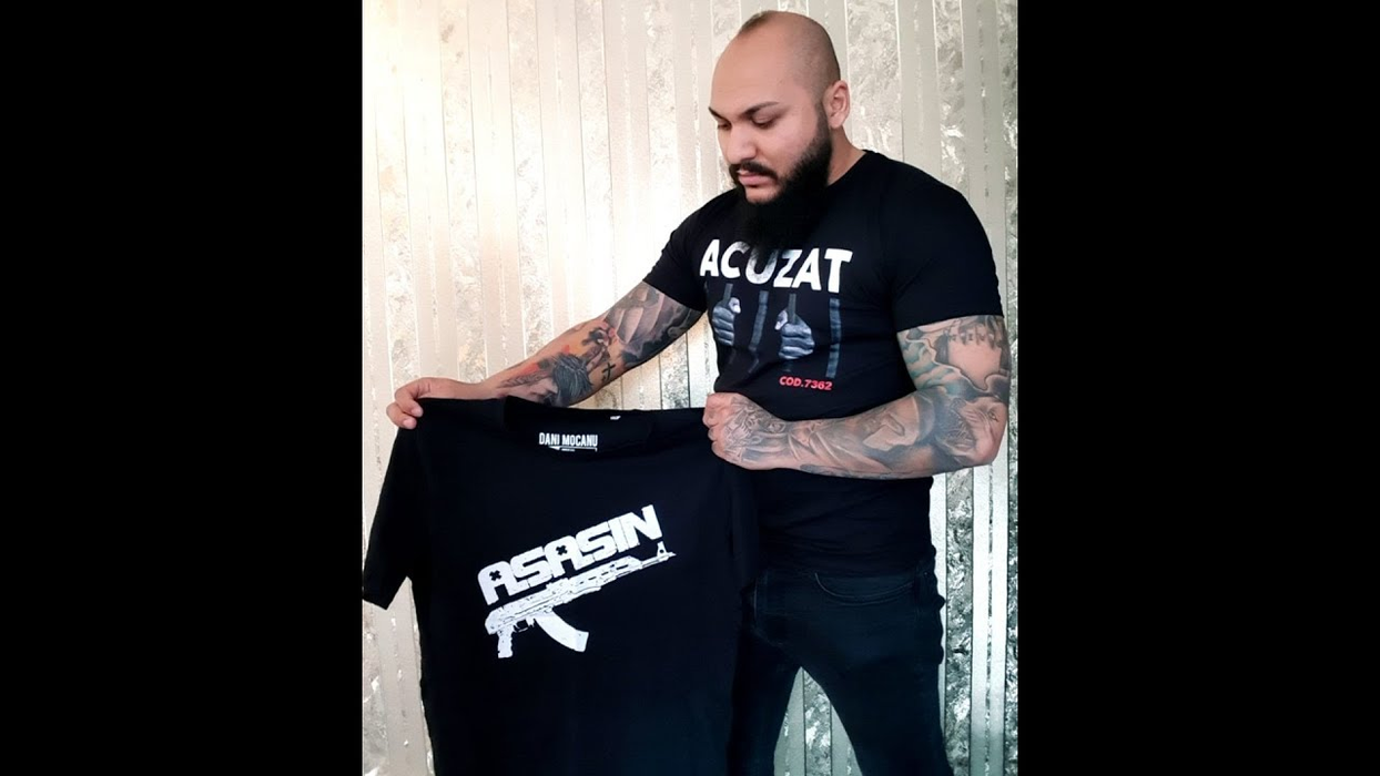Acum e „bad boy” și plin de tatuaje, dar să vezi cum era Dani Mocanu înainte să fie celebru, când arăta NORMAL