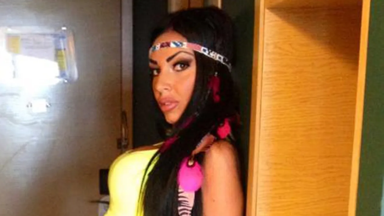 Canicula a făcut-o să scape rapid de haine! Ce model a renuntat la sutien si si-a postat imaginea asta pe Facebook?