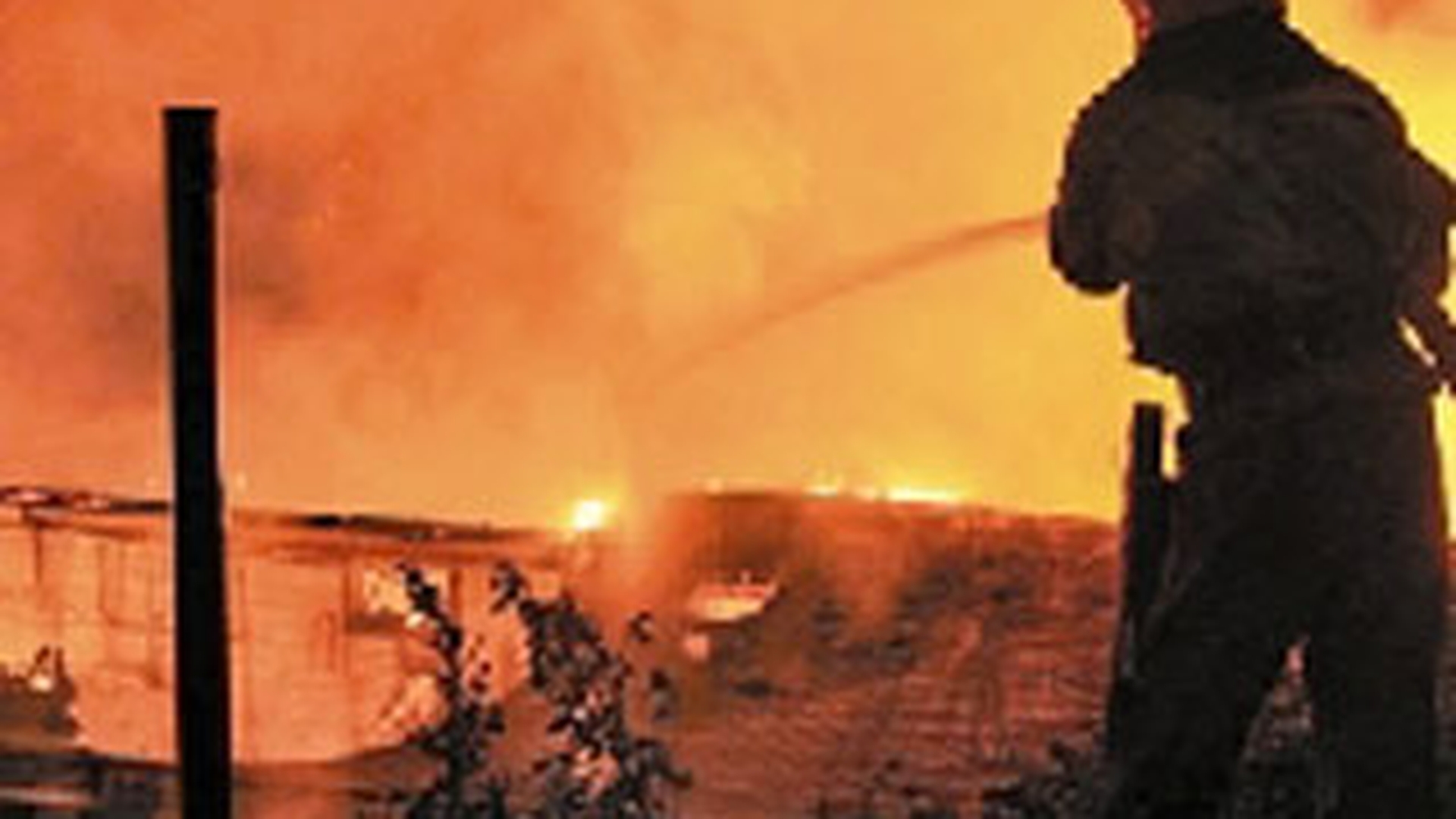 VIDEO Incendiu la Sibiu! 50 de chioscuri mistuite de foc