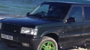 Culmea cocalariei la Mamaia! Un tanar cu un Range cu numere de Anglia si cu jantele verzi a intrat pe plaja si...