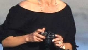 Catherine Zeta-Jones n-a avut niciun pic de stare la plaja! A pozat tot ce i-a iesit in cale!