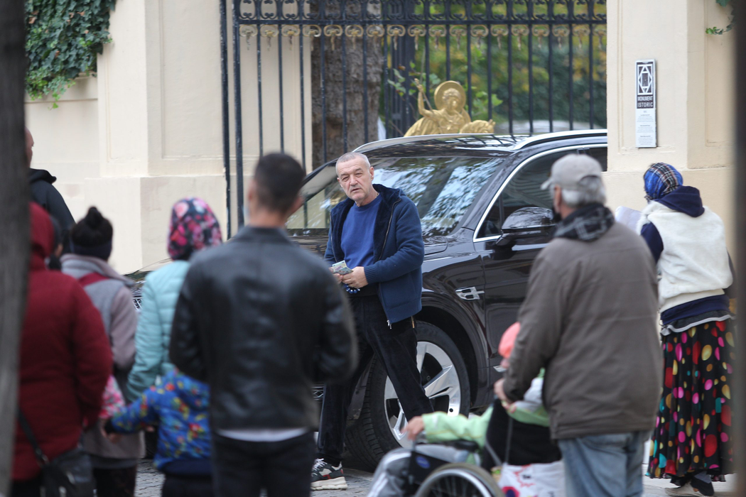 Gigi Becali a făcut o baie de mulțime și a împărțit bancnote în stânga și în dreapta