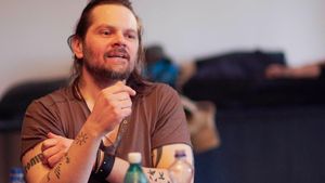 Super-premiera pentru Florin Piersic Jr.! Actorul va prezenta un show de moda. Vezi pentru cine o face