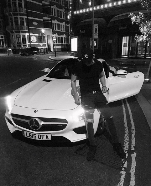 Cristian, pozat lângă un Mercedes