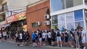 Imaginile zilei | Zeci de români s-au așezat la coadă, la o shaormerie din Iași. Motivul te va uimi