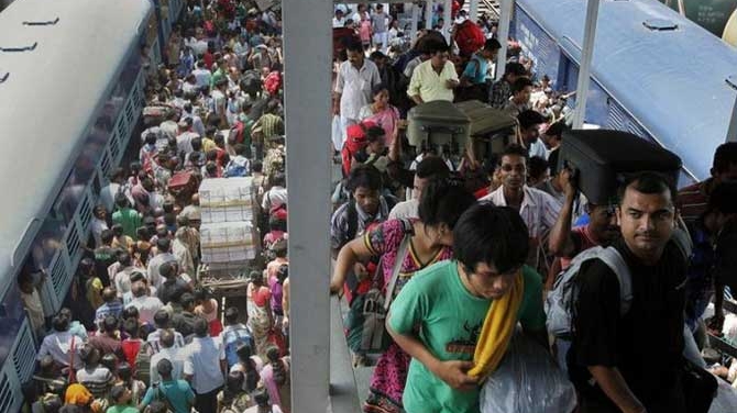 Trenul asta are atatia locuitori cat Sectorul 5! Uite cum arata transportul in India - Zeci de oameni pe o canapea, sute intr-un vagon, mii in picioare! Imaginile care te vor face sa te sufoci
