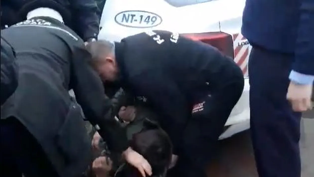 Traversare nepermisă în Piatra Neamț! Un bărbat a fost pus la pământ și încătușat după ce a trecut strada neregulamentar