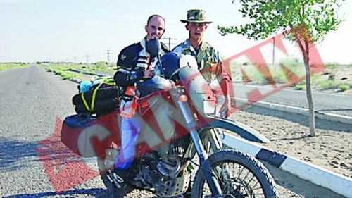 Primul roman care a facut ocolul lumii pe motocicleta