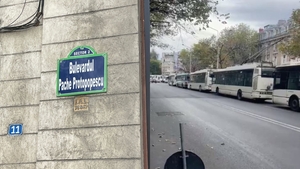 "Dorel" a tras STB pe dreapta! Ireal cum un muncitor a comis-o şi a oprit circulaţia troleibuzelor