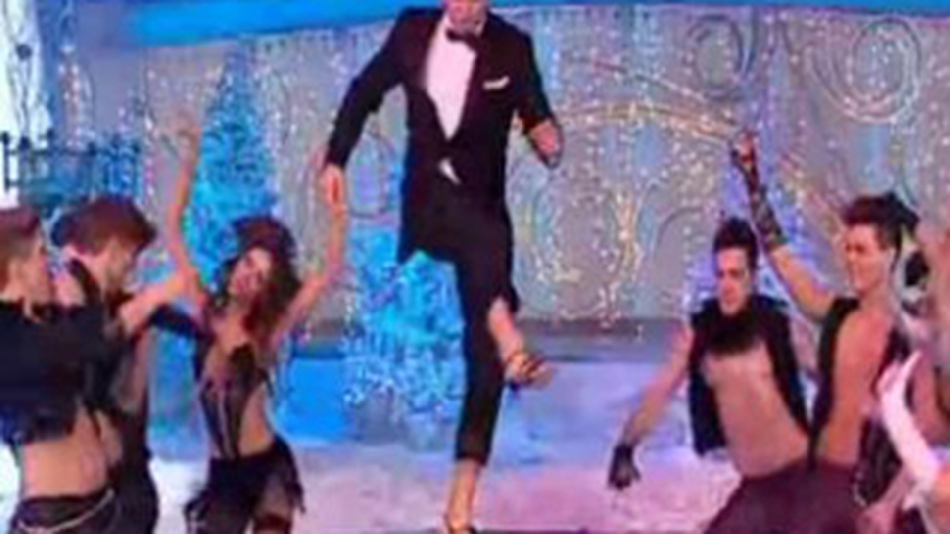 Liviu Varciu a facut show de Revelion!  A dansat incaltat cu tocuri pe o masa!
