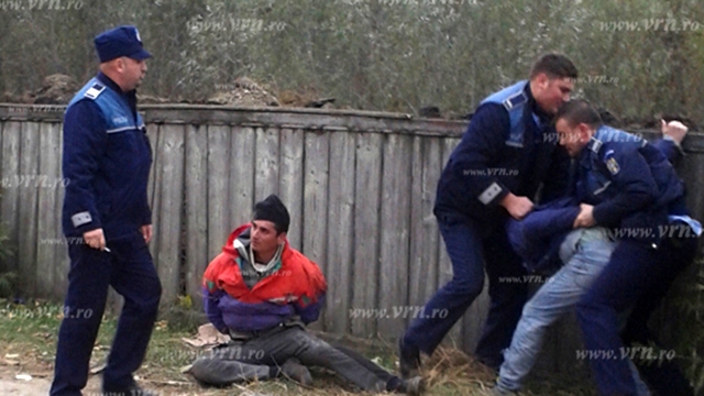 IMAGINI TERIFIANTE! Trei politisti din Vaslui, fotografiati in timp ce bateau cu bestialitate doi tineri
