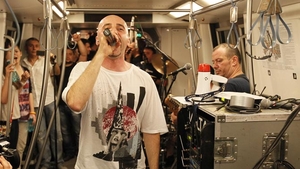 Sute de oameni si-au varsat nervii pe George Vintila! Huiduieli, injuraturi, nervi si fani dezamagiti, la concertul Voltaj in metrou! "Cu George la puscarie!"
