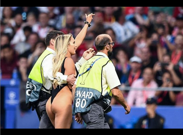 Apelul disperat lansat de Kinsey Wolansky după ce a intrat aproape goală pe teren, în finala Ligii Campionilor