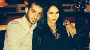 Iubitul arab al unei vedete de la noi s-a fotografiat cu doua mitraliere in vila din Pipera: “Pregatiti-va pentru ce este mai rau"