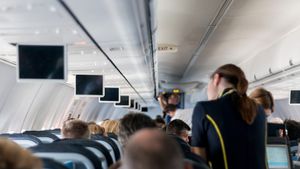 O stewardesă a dezvăluit secretul! În avion se folosește un limbaj codat pentru a discuta despre pasageri fără ca aceștia să știe