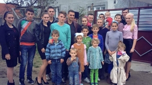 Tragedie într-o familie cu 18 copii din Timiș! Mama a murit la 49 de ani, răpusă de cancer, iar cel mai mic dintre copii are doar cinci ani