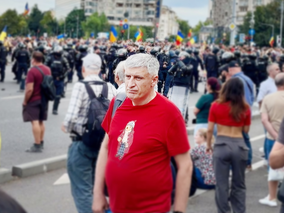 Cine îl spionează pe fostul ambasador? Cătălin Avramescu, surprins la proteste și scos din peisaj cu un telefon, înainte să înceapă haosul