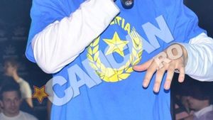 Puya a chemat fetele sus pe bar si s-a trezit cu un barbat langa el pe scena