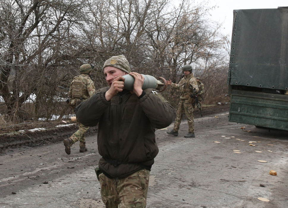 Un militar ucrainean cară un obuz. (Sursa foto: profimedia.ro)