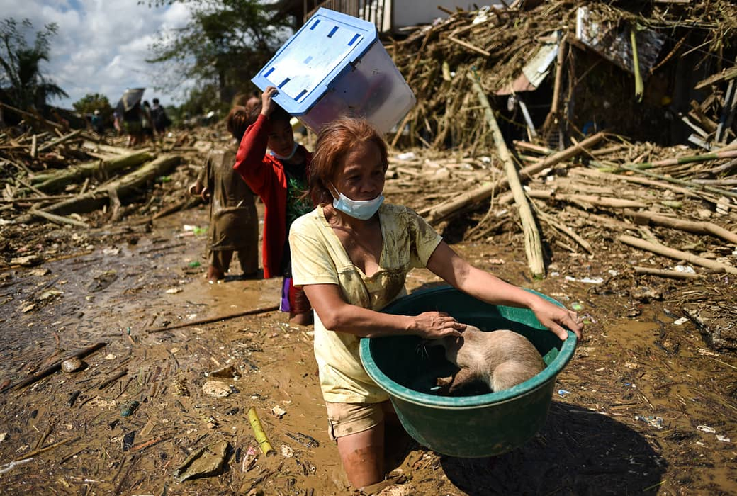A crescut bilanțul morților din cauza taifunului care a lovit statul Filipine. Salvatorii continuă să caute supraviețuitori | FOTO
