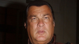 E unul dintre cei mai mari actori de peste Ocean, dar a iesit in club ca un om de rand! Vezi ce a facut Steven Seagal in Romania