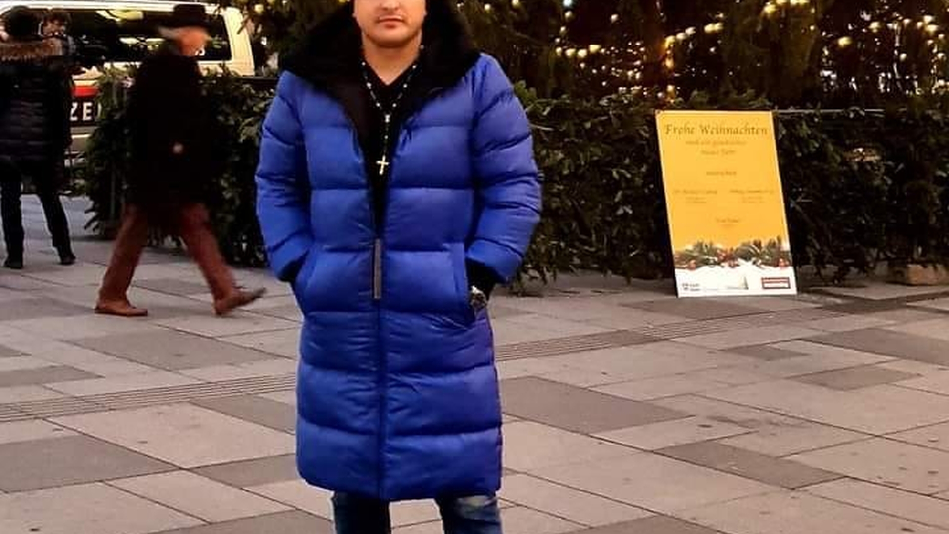 Un tânăr din Vaslui, căruia Florin Salam și alți maneliști îi făceau dedicații speciale în clipuri, a fost găsit fără suflare în locuința din Viena
