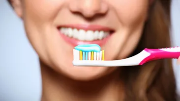 La câte săptămâni trebuie să-ți schimbi periuța de dinți, de fapt. Puțini români știu acest lucru