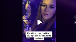 O tânără s-a prefăcut bolnavă de COVID-19 ca să iasă noaptea în oraș. Totul a mers bine, până când șeful ei a aflat și i-a dat un mesaj