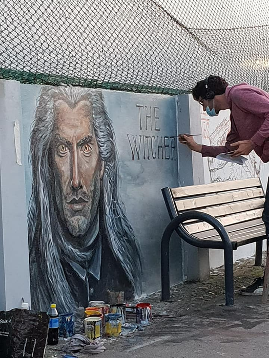 Pictorul lucrează și în vremea pandemiei pe faleza râului Olănești