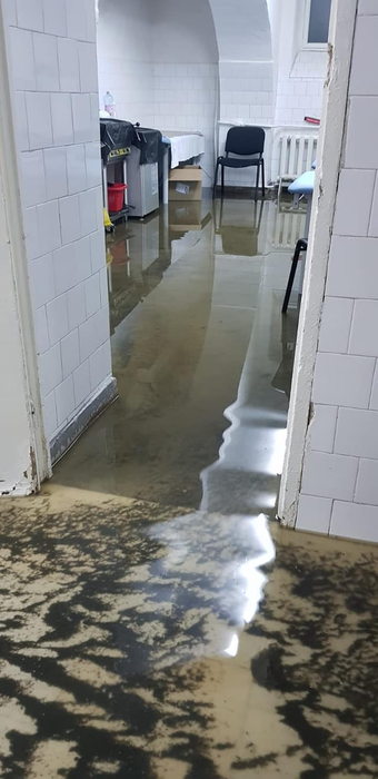 Incredibil. Medic, cercetat disciplinar după ce a postat mai multe imagini cu spitalul inundat. FOTO