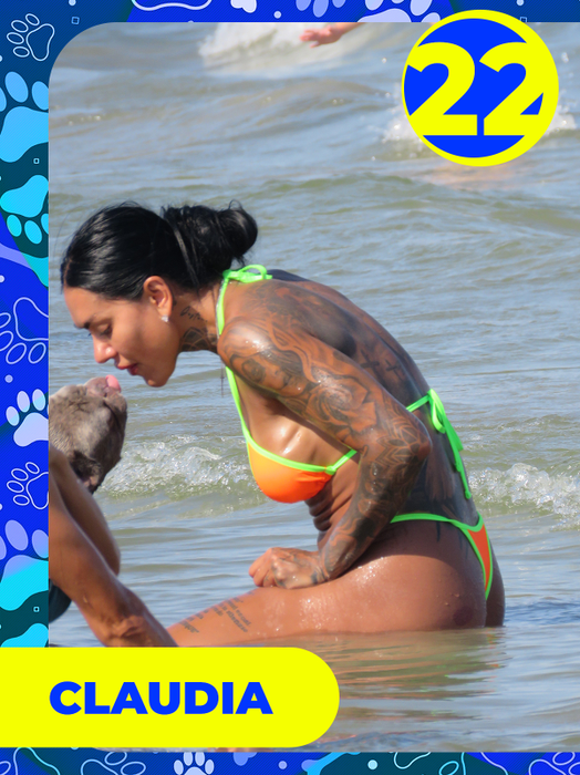 Top 25 vedete care și-au etalat costumele de baie, dar cățeii lor au făcut senzaţie! Delia, Bianca Drăgușanu sau Lora, eclipsate de patrupezi la malul mării