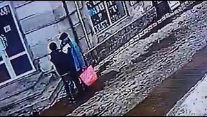 Noua metodă de furt face ravagii printre bătrâni! Hoții se dau drept „colegi de armată”, îi pupă și le fură portofelele! Imagini incredibile