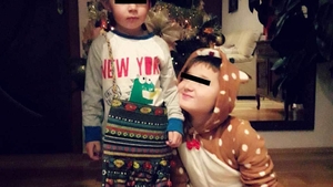 Imagini de colecţie cu băieţelul Mariei Constantin şi frăţiorul lui de doi ani! Au plecat la colindat!