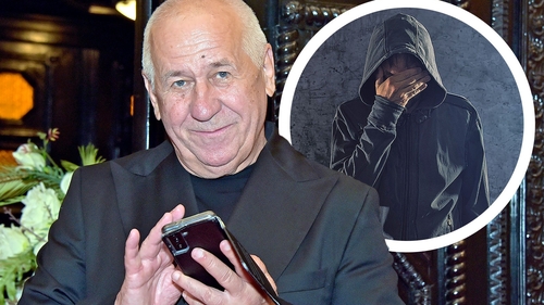 Nu clipește, nu comentează, dar îl ascultă fascinat! George Mihăiță, dezvăluiri amuzante despre cel mai fidel spectator al său: „Se uită la mine de parcă sunt nebun!”