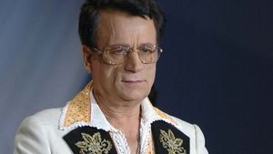 I-au împodobit locul de veci cu zeci de globuleţe şi… Familia i-a transformat mormântul lui Ion Dolănescu într-un ”brad de Crăciun”!
