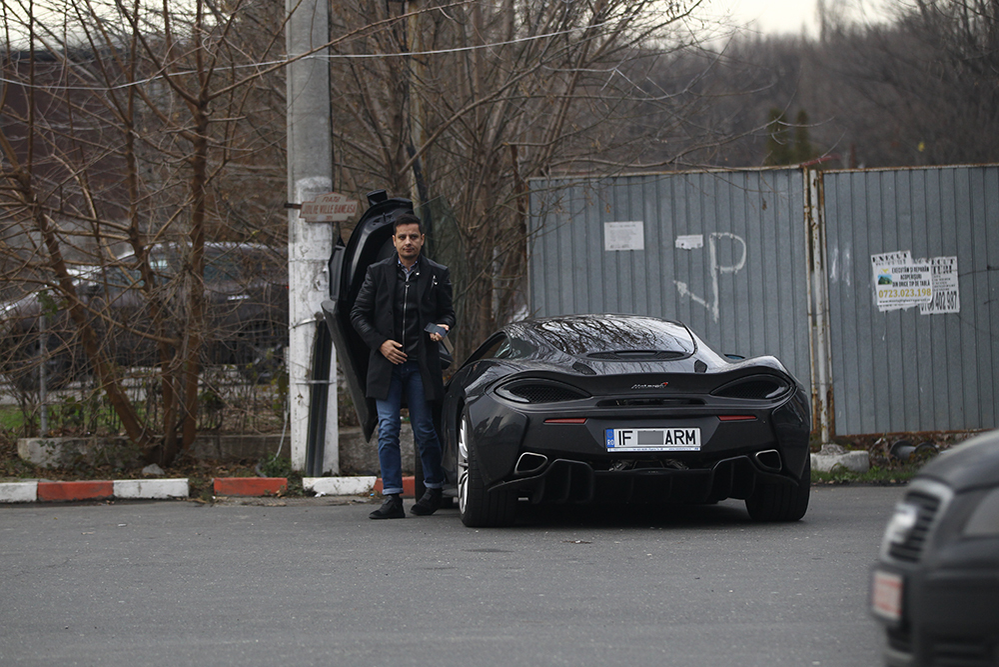 Ioviţă parchează ferit superbul său McLaren de 200.000 de euro