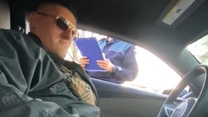 Aroganță supremă! Interlop din Vaslui, filmat în timp ce a luat la mișto un polițist. „Asta e amendă de săraci"