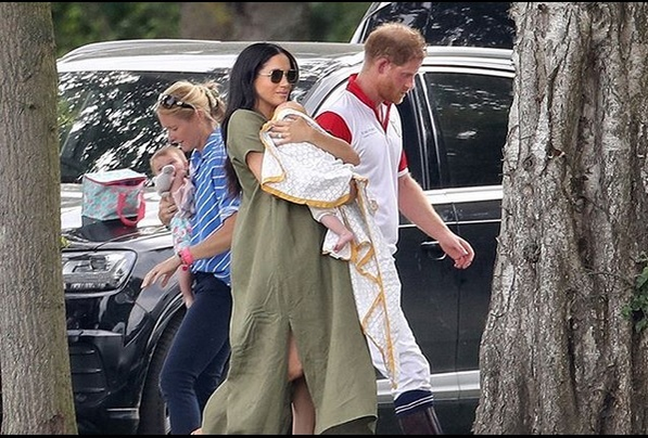 Meghan Markle, criticată pe internet pentru felul în care își ține copilul. Imaginile care i-au deranjat pe criticii ducesei