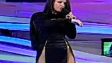 Au sau n-au chiloti? Vezi secretul cel mai bine pazit dintre picioarele divelor care starnesc controverse in rochii transparente