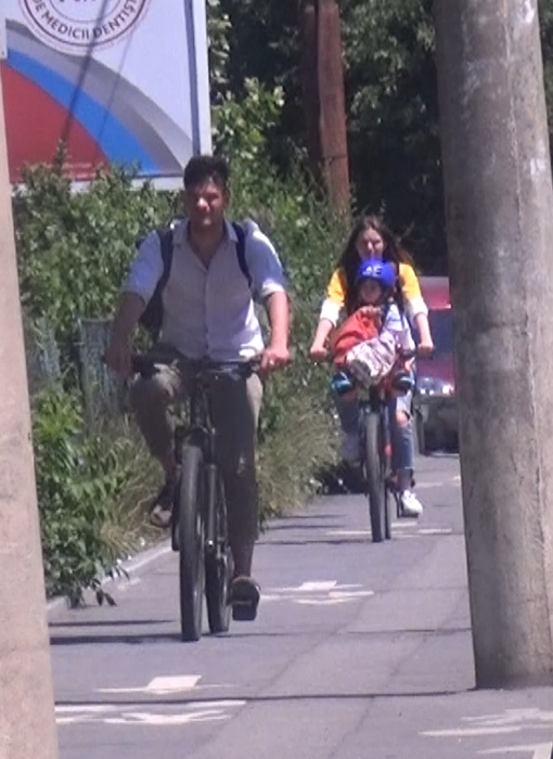 Tudor Chirilă împreună cu cei dragi, la o tură cu bicicletele prin parc