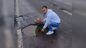 Doi tineri din Vrancea au plantat trandafiri în gropile de pe un drum național