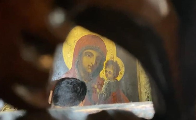 Vestea că icoana Maicii Domnului a plâns s-a răspândit ca un fulger