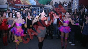Raluka a cantat cu paharul de ceai in mana