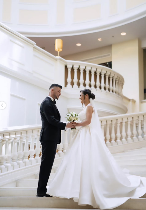 Finalistul Românii au talent și fosta prezentatoare METEO de la Prima TV s-au căsătorit religios! Primele imagini de la nunta lui Valentin Luca și Roxana Ghiorghian
